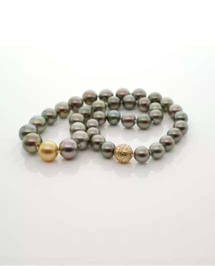 Golden Eye,Tahiti & Südsee-Perlenkette mit 18 K Gelbgold-Magnetverschluss,Tahiti Perlenkette,Südsee Perlenkette,Perlenkette 18 K Gelbgold,AAA Qualität Perlen,Magnetverschluss Gold,Designer Perlenkette Maëla,handgeknüpfte Perlenkette,Luxus Perlenkette,High Jewellery Maëla,graue und goldene Perlen,Tahiti Südsee Perlen Collier,elegante Perlenkette Damen,Perlen Collier 18K,Schmuck mit Südsee Perle,Maëla High Jewellery,Goldverschluss Perlenkette,exklusive Perlenkette,feine Goldschmiedekunst,klassische Eleganz,natürliche Perlen AAA,feminine Schmuckstücke Maëla