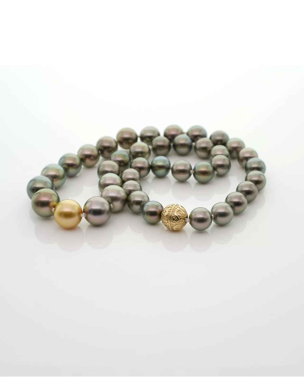 N-010116_Golden Eye Golden Eye — Tahiti- & Südsee-Perlenkette mit 18 K Gelbgold Magnetverschluss | Maëla – Bild 1
