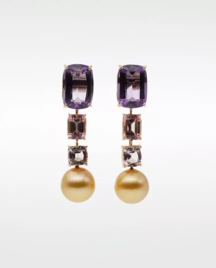 Phantasia Ohrringe,Ohrringe mit Amethyst Turmalin Südsee-Perle,Ohrringe 18 K Gelbgold,Amethyst Turmalin Ohrringe,goldene Südsee-Perlen Ohrringe,Designer Ohrringe Maëla,handgefertigte Ohrringe,High Jewellery Ohrringe,Luxusschmuck Damen,elegante Ohrringe Gelbgold,limitierte Edition Ohrringe,Amethyst Schmuck Maëla,Turmalin Schmuck,Perlenohrringe Gold,Ohrringe mit Edelstein und Perle,Schmuck aus 18 K Gelbgold,Maëla High Jewellery,klassische Ohrringe mit Farbsteinen,feminine Ohrstecker,Phantasia Maëla,Ohrringe mit Amethyst,Turmalin & goldener Südsee-Perle in 18 K Gelbgold