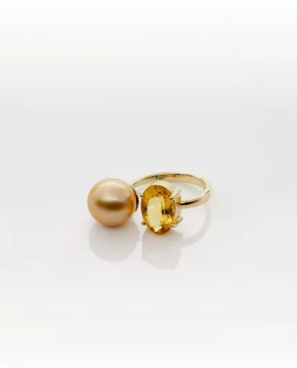 Lemon Light Ring,Ring Lemon Quartz,Lemon Quartz Gelbgold,goldene Südsee-Perle Ring,Südseeperlen Ring Gelbgold,Ring mit Lemon Quartz und Perle,18 K Gelbgold Ring,High Jewellery Ring Maëla,Lemon Quartz Schmuck,Lemon Quartz Ring kaufen,handgefertigter Ring Gelbgold,limitierte Edition Ring,Designer Ring mit Perle,Luxus Ring Damen,eleganter Gelbgold Ring,Maëla High Jewellery,feine Goldschmiedekunst,Ring mit Edelstein und Südsee-Perle,moderner Statement Ring,Lemon Light Maëla,Ring mit Lemon Quartz & goldener Südsee-Perle in 18 K Gelbgold