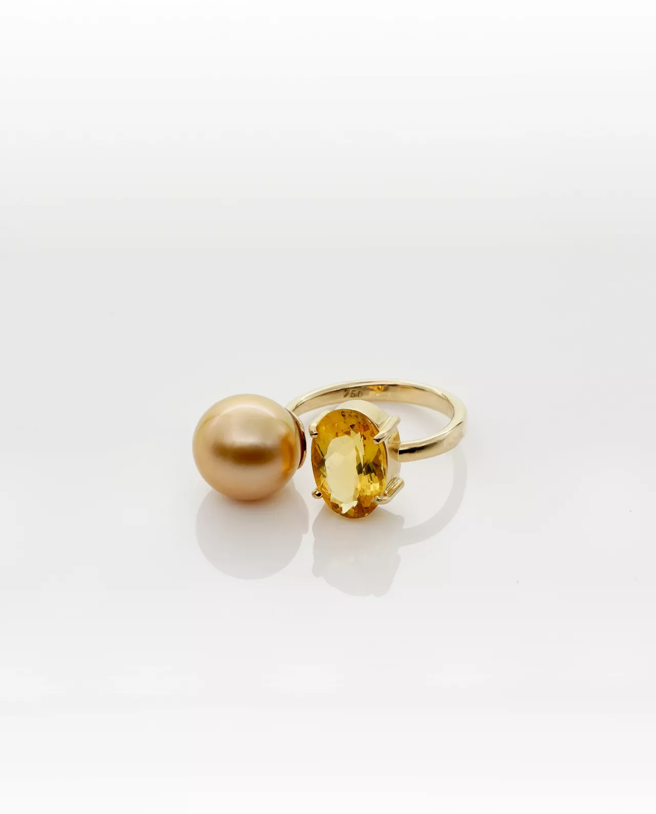 R Lemon Light Lemon Light — Ring mit Lemon Quartz & goldener Südsee-Perle in 18 K Gelbgold | Maëla – Bild 1