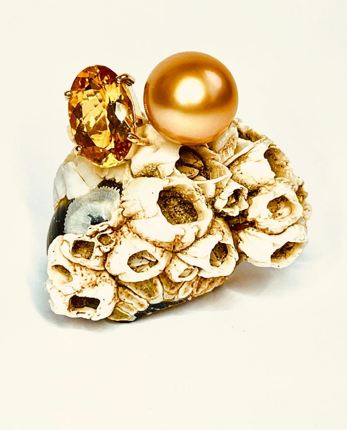 Lemon Light — Ring mit Lemon Quartz & goldener Südsee-Perle in 18 K Gelbgold | Maëla – Bild 3