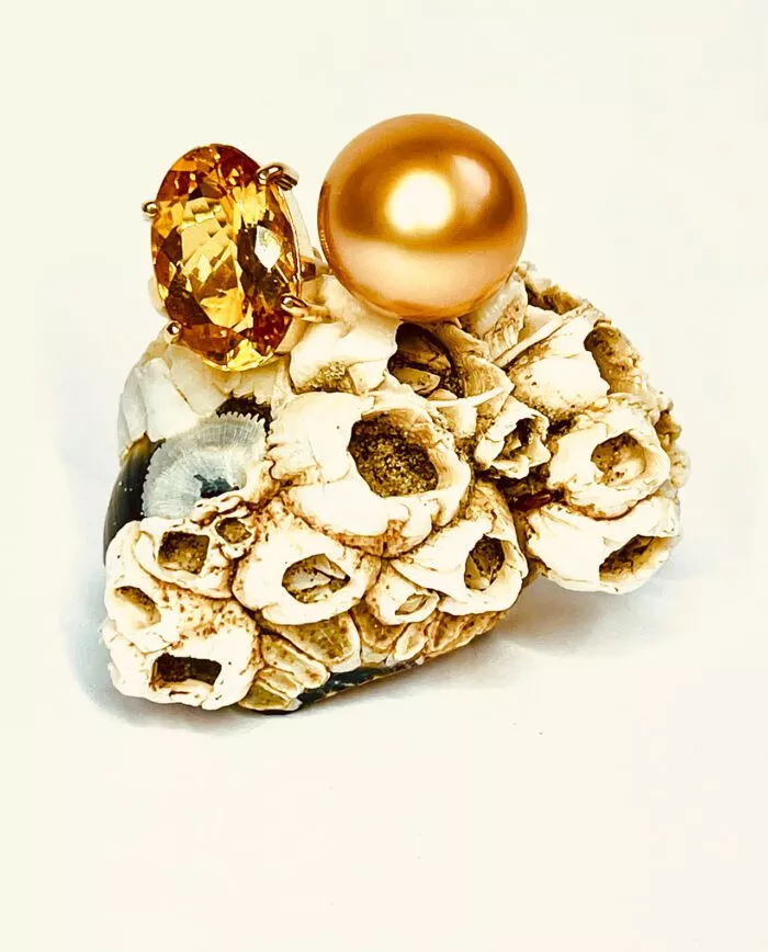 Lemon Light — Ring mit Lemon Quartz & goldener Südsee-Perle in 18 K Gelbgold | Maëla – Bild 3
