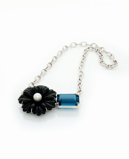 fleur de minuit – anhänger mit onyx, london blue topas & edison perle | maëla schmuck