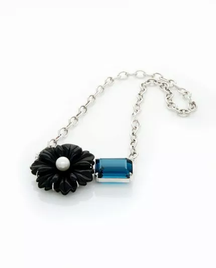 fleur de minuit – anhänger mit onyx, london blue topas & edison perle | maëla schmuck