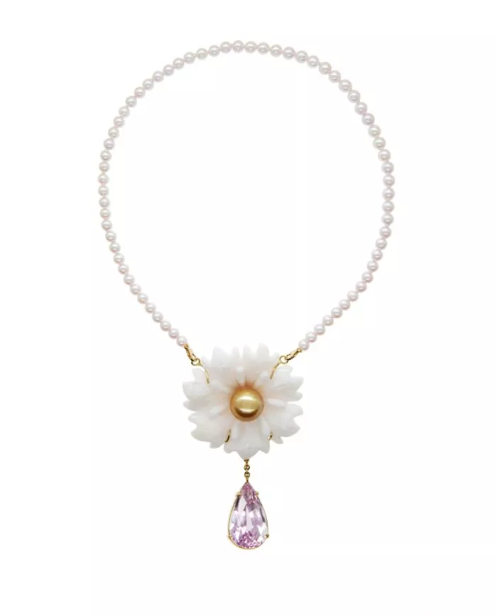 statement anhänger danceur impÉrial mit opalblüte, kunzit & goldener südseeperle in 18k gold