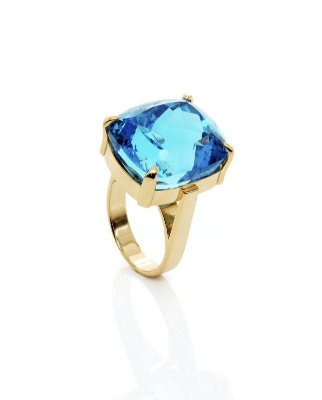 beyond blue – ring mit swiss blue topas in 18 k gelbgold | maëla