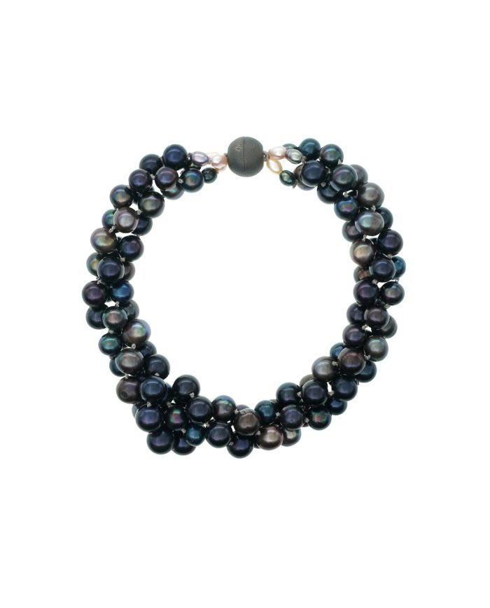 Black Bubble Bath — Collier multirang en perles noires d’eau douce et perles Kesha. Fermoir magnétique en argent sterling 925 avec revêtement noir Rugatec.